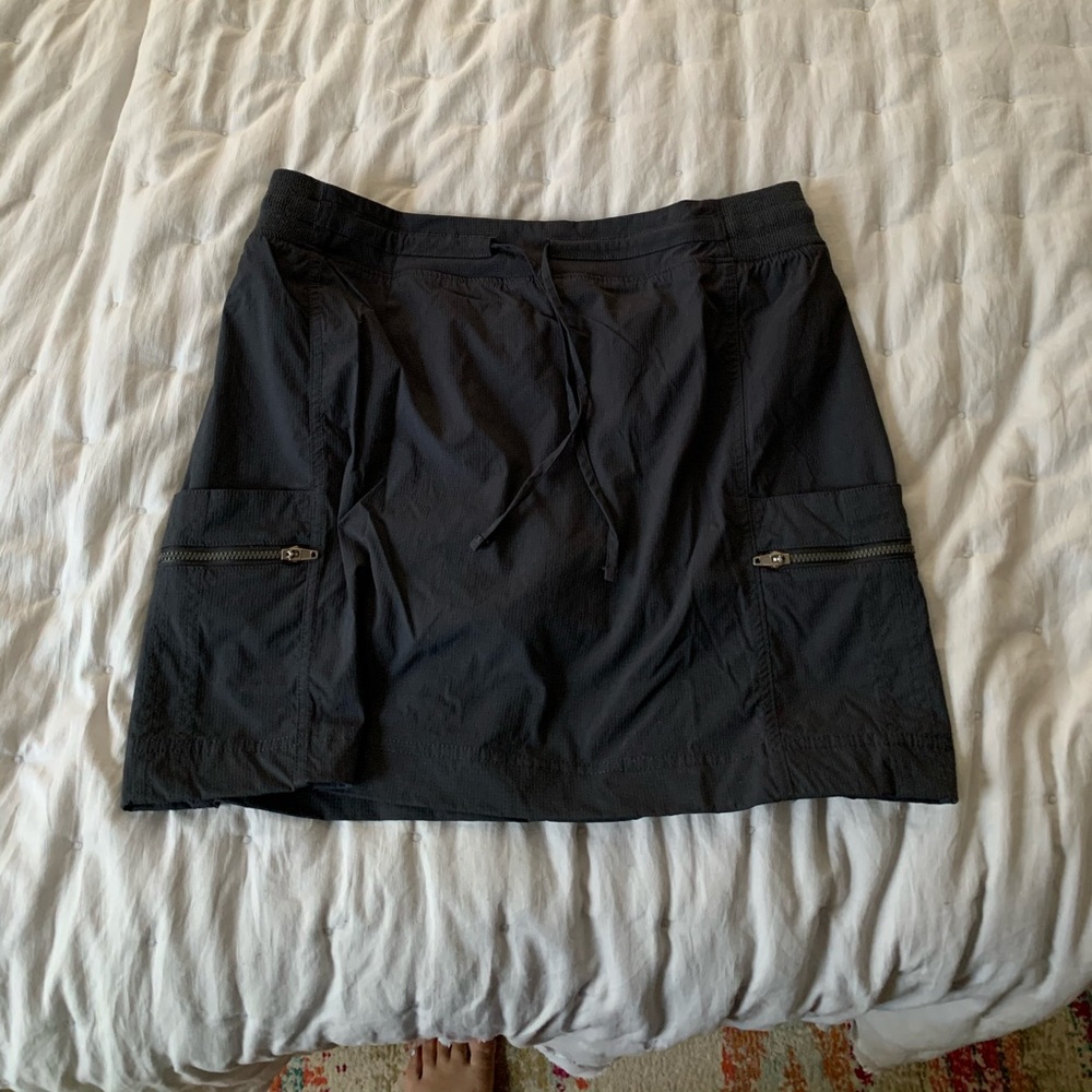 Athletic skort with zipper details